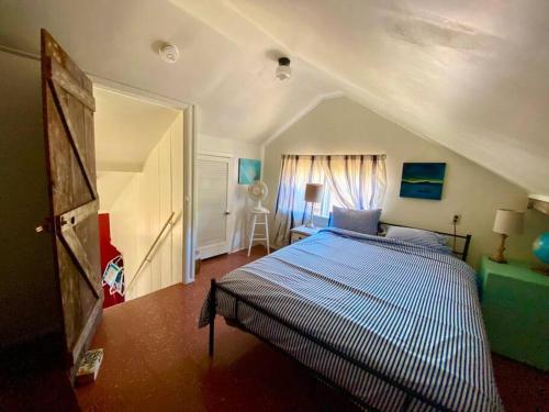una camera da letto con letto blu in mansarda di Ocean Park Beach Cottage a Ocean Park