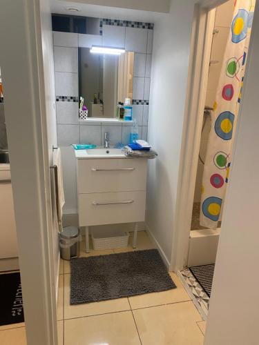 a bathroom with a sink and a mirror at Paris Sud-porte de Gentilly mignon T2 250 m de Paris in Gentilly