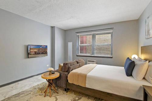 - une chambre avec un grand lit et une chaise dans l'établissement Explore Northside Chicago from Modern Studio APT, à Chicago