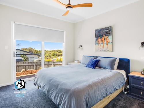 um quarto com uma cama e uma ventoinha de tecto em Brand New 3 Bed 2 Bath with Sea Views em Encounter Bay