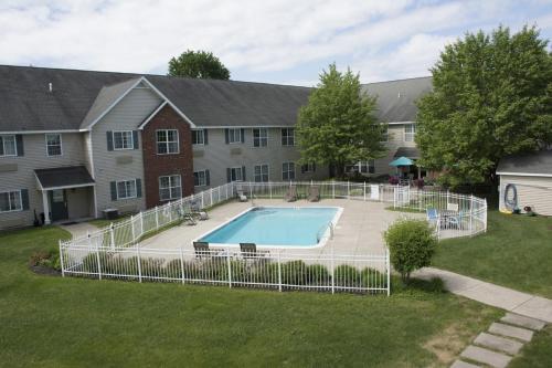 una casa con piscina en el patio en Cresthill Suites Syracuse, en East Syracuse