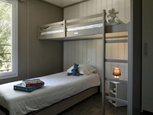 - une chambre avec des lits superposés avec un ours en peluche dans l'établissement Chalet in Propriano near Sandy Beaches, à Propriano
