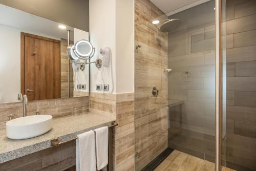 uma casa de banho com um lavatório e um chuveiro em Hotel Spirito by Spiwak em Cali