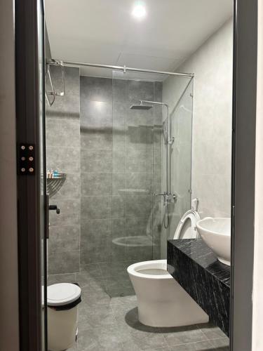 a bathroom with a shower and a toilet and a sink at An Nam Hue Boutique in Cư Chinh