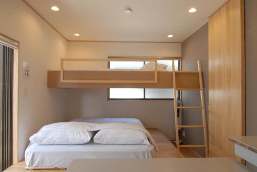 a small bedroom with bunk beds in it at Hotel Futaba Heights -フタバハイツ- in Tokyo