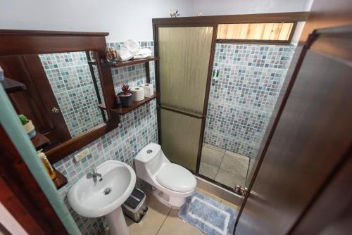 Bilik mandi di Villa JADE, La Fortuna Downtown