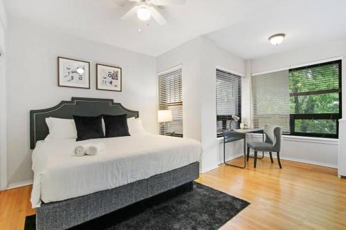 um quarto com uma cama e uma secretária com uma cadeira em Charming 3BR Chicago Apt in Prime Location em Chicago