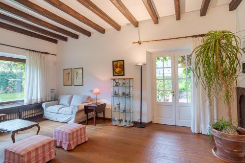 a living room with a couch and a table at Villa Colle in Ossuccio