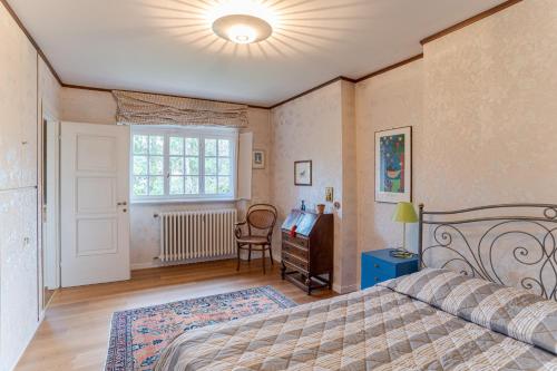 um quarto com uma cama, uma cómoda e uma janela em Villa Colle em Ossuccio
