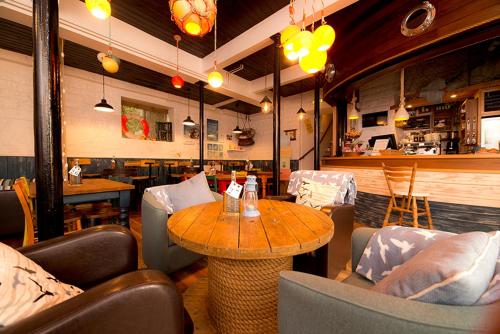 um restaurante com uma mesa e cadeiras de madeira em YHA Boggle Hole em Fylingthorpe