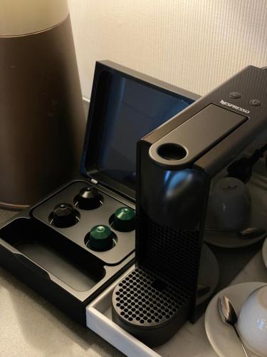 un ordenador portátil sobre un escritorio en Courtyard by Marriott Bangkok Sukhumvit 20, en Bangkok