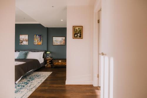 a bedroom with a bed and green walls at Twilight Olympic Park 2x King-beds Lux Apt in Sydney