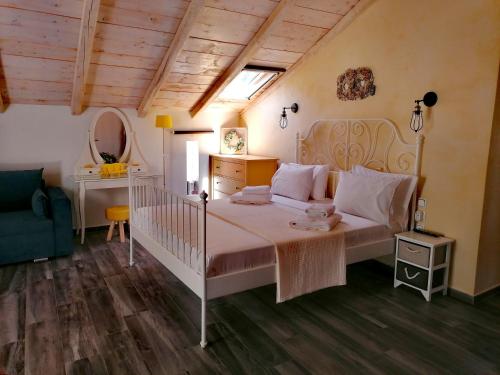 - une chambre avec un lit blanc et un berceau blanc dans l'établissement Studios Yalos, à Chorefto