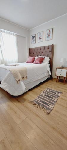 um quarto com uma cama grande e piso em madeira em Moderno departamento de 03 habitaciones em Lima