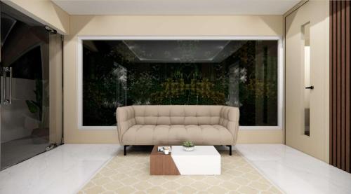 Vrishi Inn في بانغالور: غرفة معيشة بها أريكة و لوحة