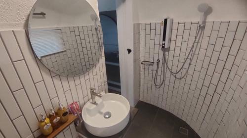 La salle de bains est pourvue d'une douche, de toilettes et d'un lavabo. dans l'établissement Sky The Campers, à Chiang Dao