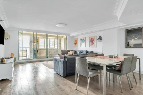 un salon avec un canapé et une table dans l'établissement Urban Sky Terrace in the Vibrant Heart of Sydney, à Sydney