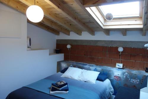 a bedroom with a blue bed and a window at Belenos Alojamientos Turísticos in Niembro