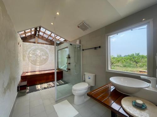 A bathroom at กระบองแพะ