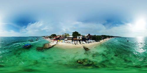 プラヤ・ブランカにあるSol & Mar Perú Beachの海の人々と共に海の空中を眺める