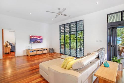 Televisyen dan/atau pusat hiburan di Golden Sands Retreat Beach House