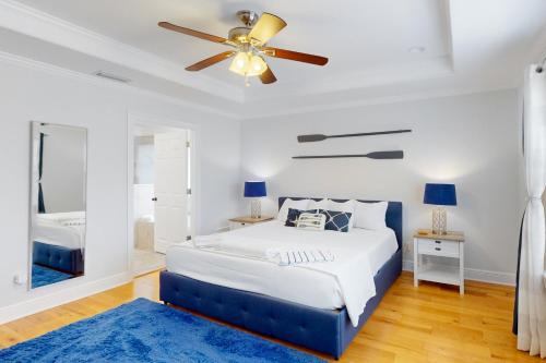 - une chambre avec un lit et un ventilateur de plafond dans l'établissement Sunsets & Sunrises, à Panama City Beach
