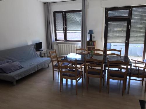 ein Wohnzimmer mit einem Tisch, Stühlen und einem Sofa in der Unterkunft Hotel Mautner Airport und Messehotel in Stuttgart