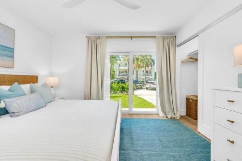 - une chambre avec un grand lit et un tapis bleu dans l'établissement Luxury Beachside Condo. Steps to the Beach!, à Juno Beach