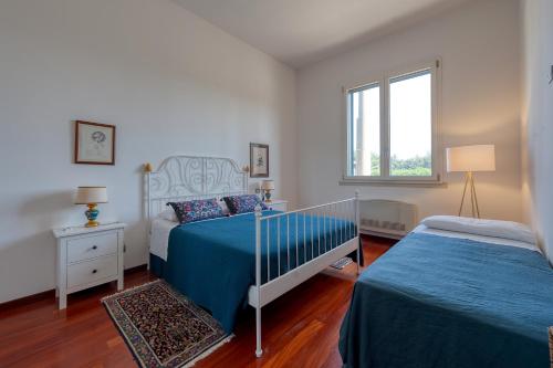 1 Schlafzimmer mit 2 Betten und einem Fenster in der Unterkunft Dimora Storica Minioti intera in Arnesano