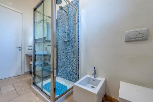 ein Bad mit einer Dusche, einem WC und einem Waschbecken in der Unterkunft Dimora Storica Minioti intera in Arnesano