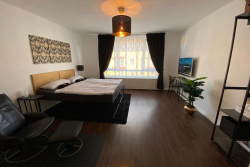 sypialnia z łóżkiem, kanapą i oknem w obiekcie Private Apartment w Hanowerze