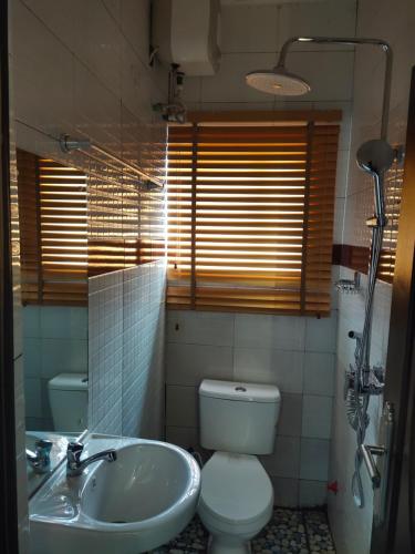 uma casa de banho com um WC e um lavatório em Kemzie's Apartments em Port Harcourt