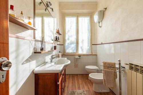 y baño con lavabo y aseo. en Casa Raffaello, en Castiglione dʼOrcia