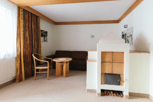 Uma área de estar em Hotel Weisseespitze