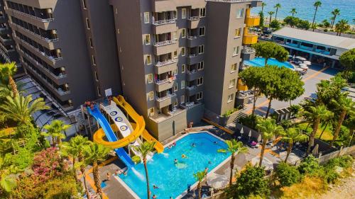 馬赫穆特拉爾的住宿－Senza Grand Santana Hotel - Ultra All Inclusive，享有度假村游泳池的空中景致