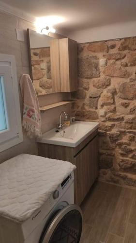 una cucina con lavandino e lavatrice di Ανακαινισμένο Διαμέρισμα a Chio (Chios)