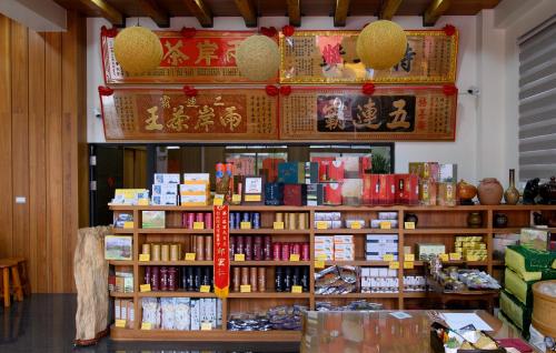 a store with a lot of books on a shelf at Gaodiyuan Tea B&B 高帝園茶業民宿 in Meishan