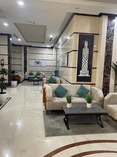 a lobby with couches and a table in a room at شقق ديار المشاعر للشقق المخدومة Diyar Al Mashaer For Serviced Apartments in Makkah