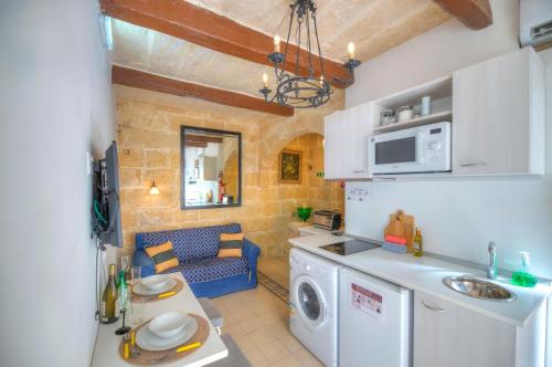 Una cocina o zona de cocina en Charming house in the heart of Valletta CPAC1-3