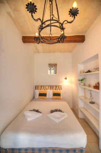Cama o camas de una habitación en Charming house in the heart of Valletta CPAC1-3