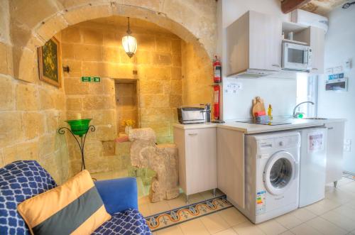 Una cocina o zona de cocina en Charming house in the heart of Valletta CPAC1-3