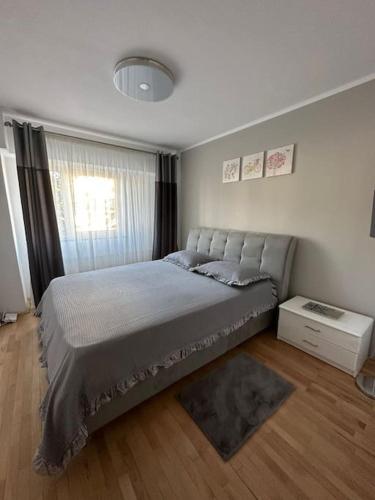 a bedroom with a large bed and a window at Apartament de lux, zona centrala in Gura Humorului