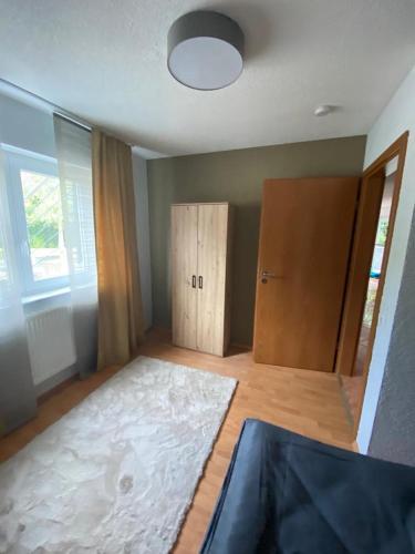 Habitación con cama y armario de madera. en Ferienwohnung 3 Schweizer, 