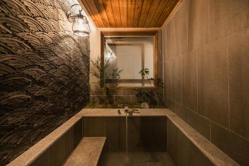 חדר רחצה ב-Luxury hanok with private bathtub - SW05