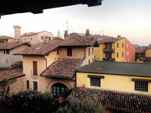 vistas a una ciudad con tejados de edificios en La Meridiana, en Lonato