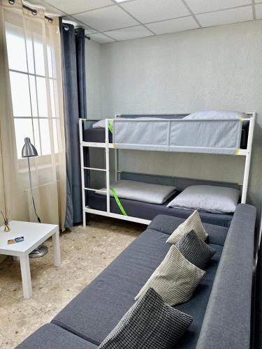 ein Wohnzimmer mit einem Sofa und Etagenbetten in der Unterkunft Neuwertiges Apartment mit schnellem WLAN, Glasfaser, Kostenlose Privatparkplatz auch für Transporter geeignet R2 in Freiberg am Neckar