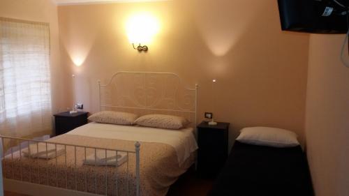 Un pat sau paturi într-o cameră la La Mezzina