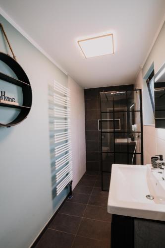 a bathroom with a sink and a mirror at Ruhiges Soonwald Cottage in Dörrebach