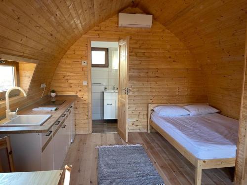 - une chambre avec un lit dans une cabane en bois dans l'établissement Luxurious Livada Bungalow, 