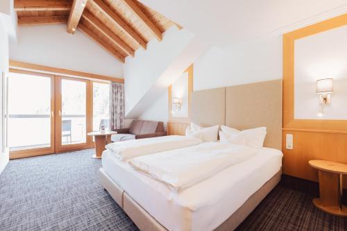 Uma cama ou camas num quarto em Hotel Weisseespitze